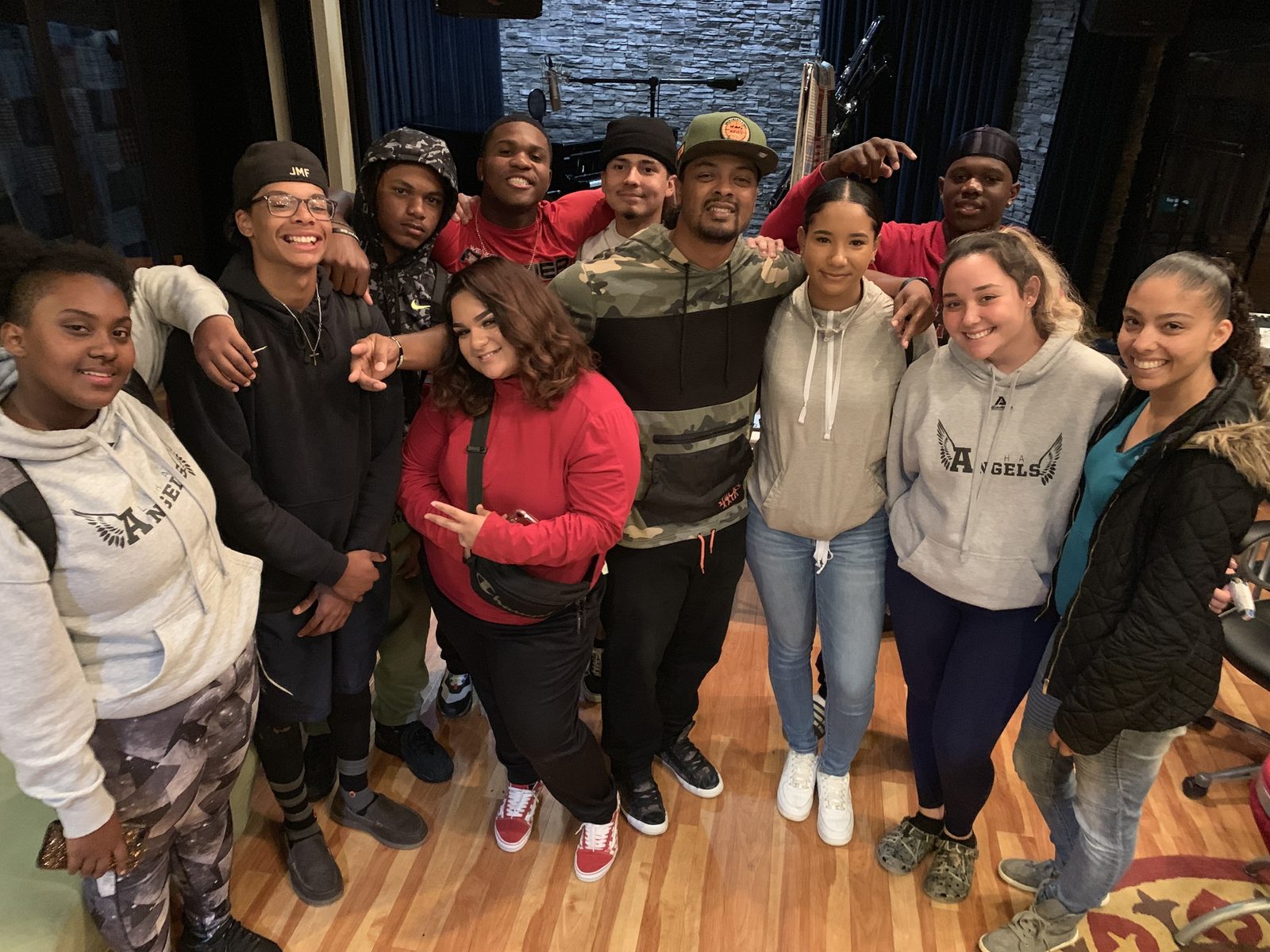 Hayón mentoring Young Moguls in a hands-on workshop